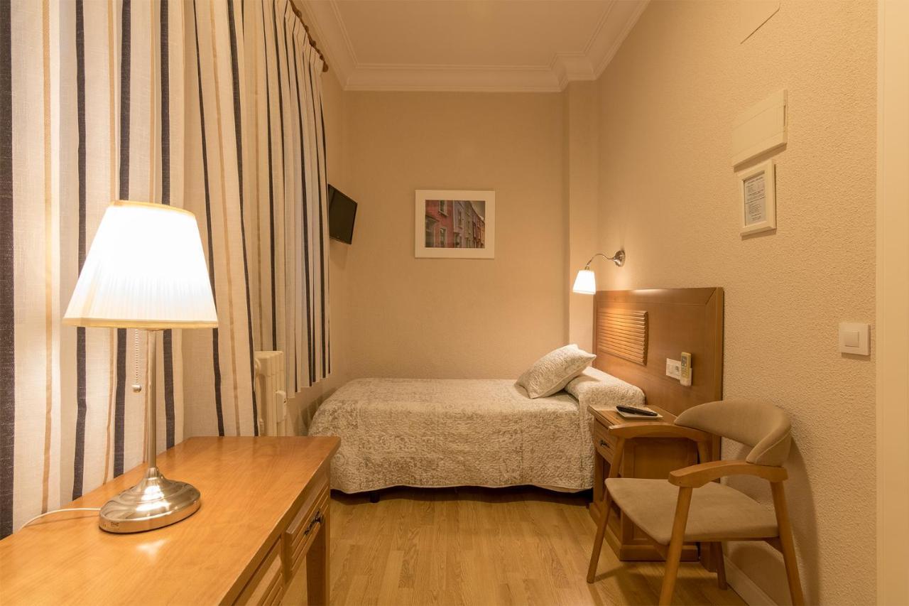 Hostal Santillan Madrid Exteriör bild