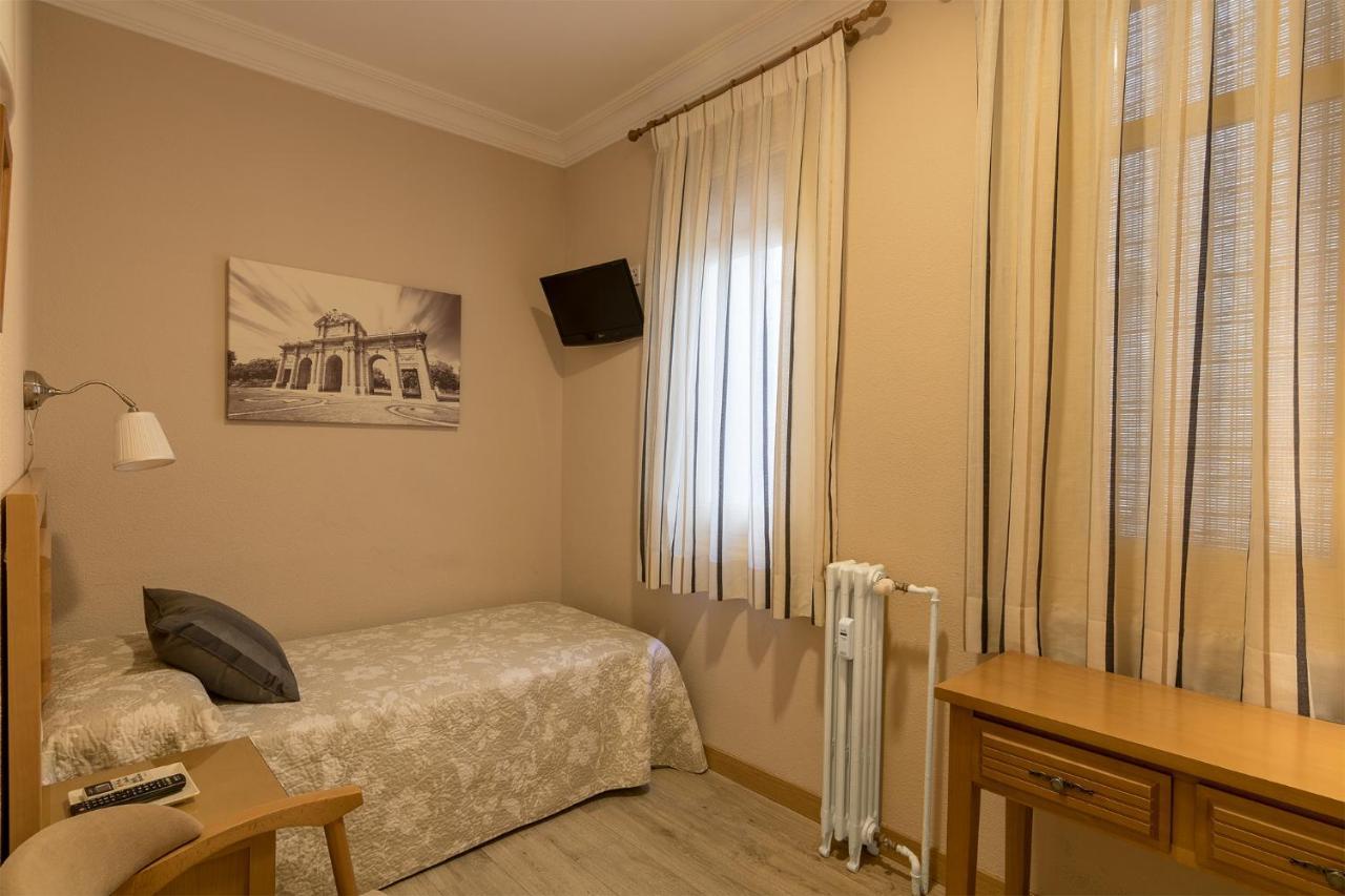 Hostal Santillan Madrid Exteriör bild