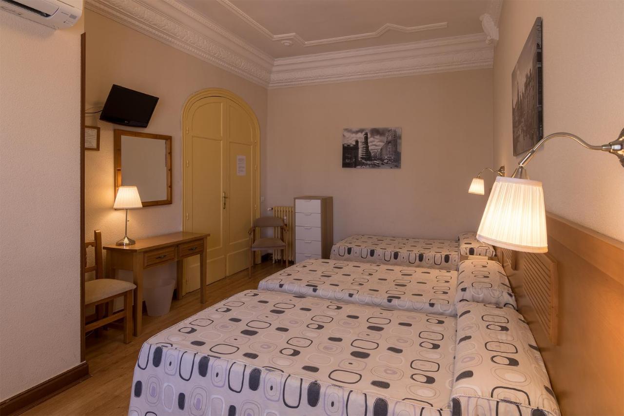 Hostal Santillan Madrid Exteriör bild