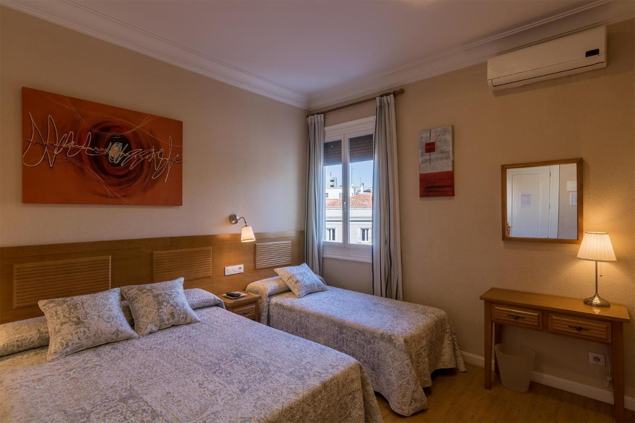 Hostal Santillan Madrid Exteriör bild