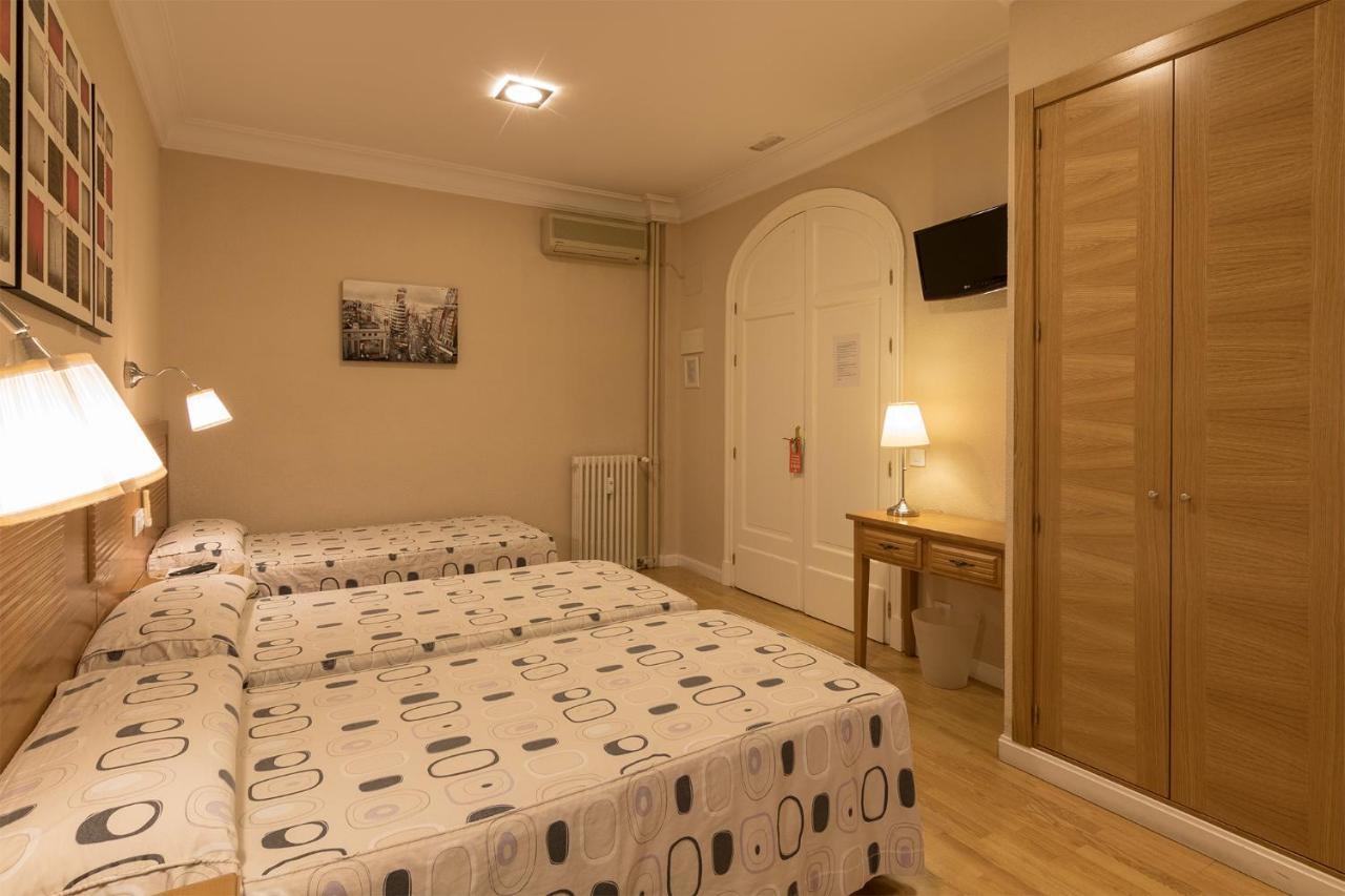 Hostal Santillan Madrid Exteriör bild