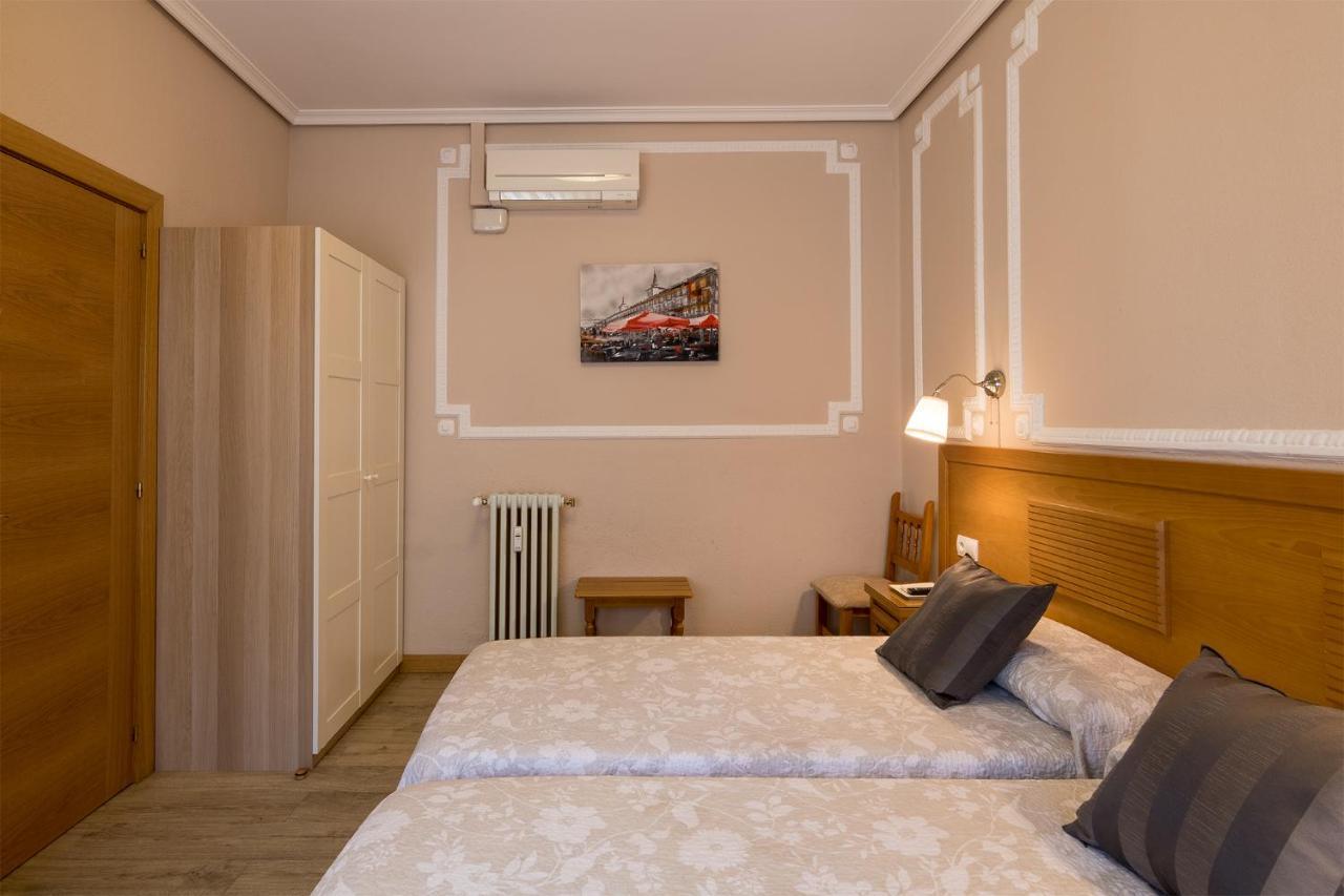 Hostal Santillan Madrid Exteriör bild