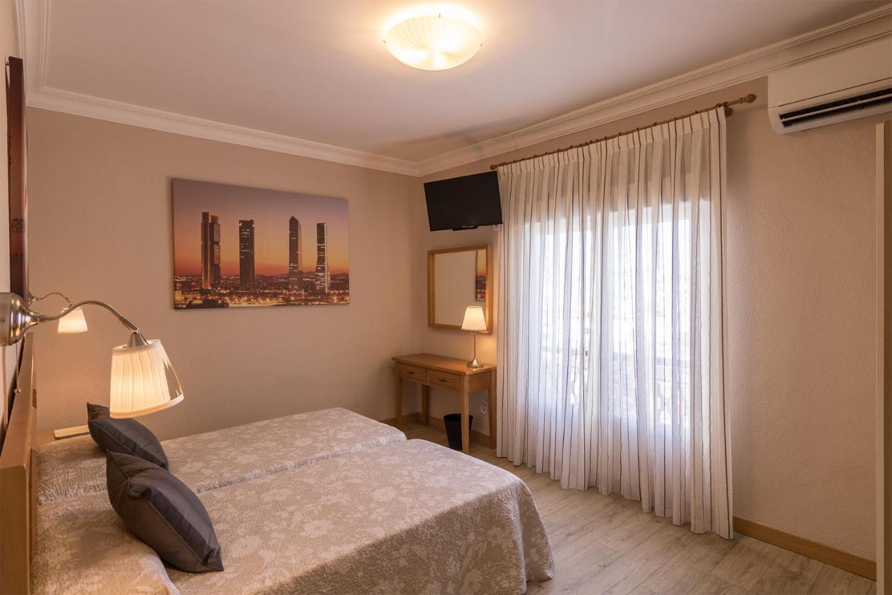 Hostal Santillan Madrid Exteriör bild