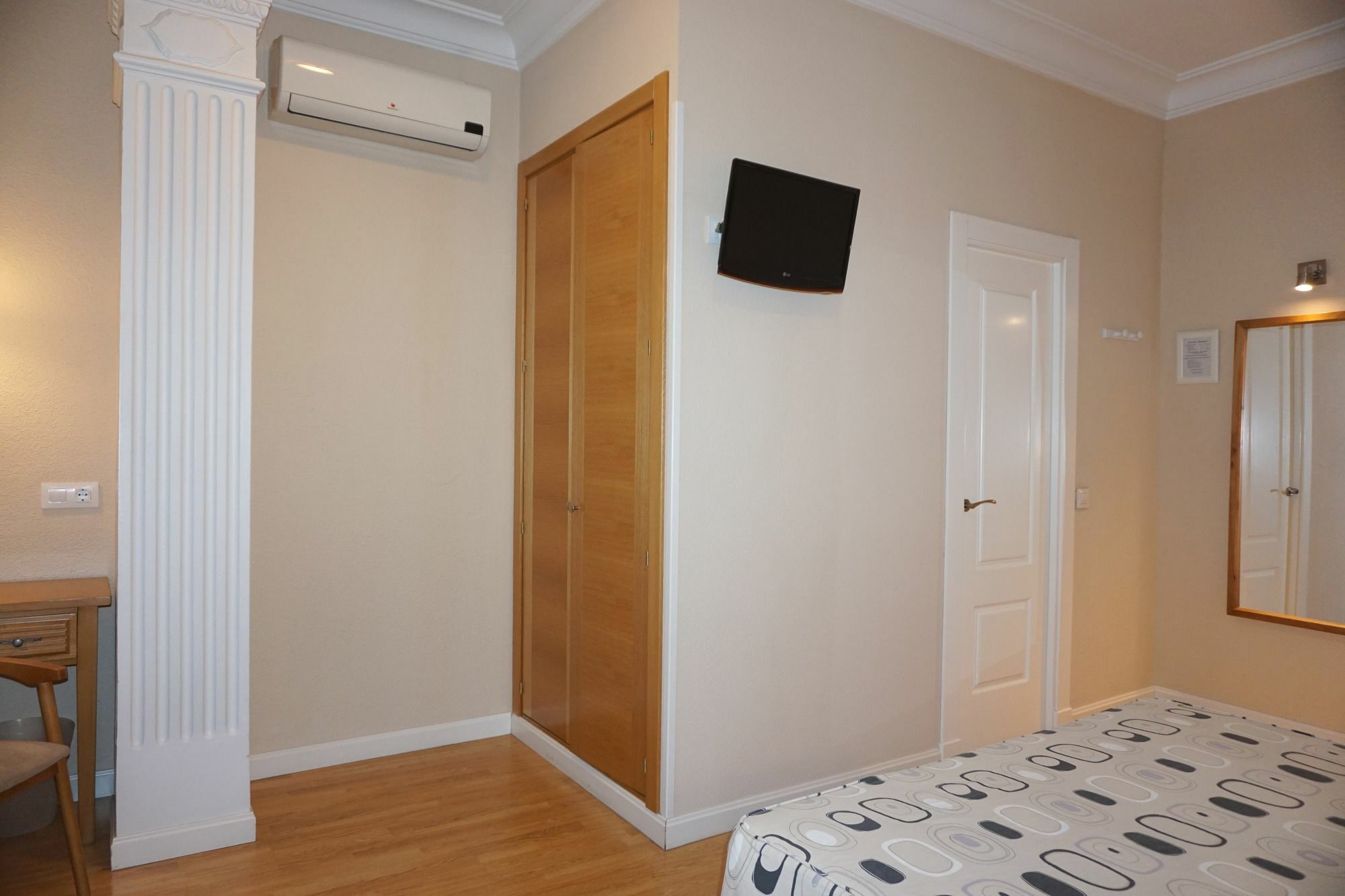 Hostal Santillan Madrid Exteriör bild