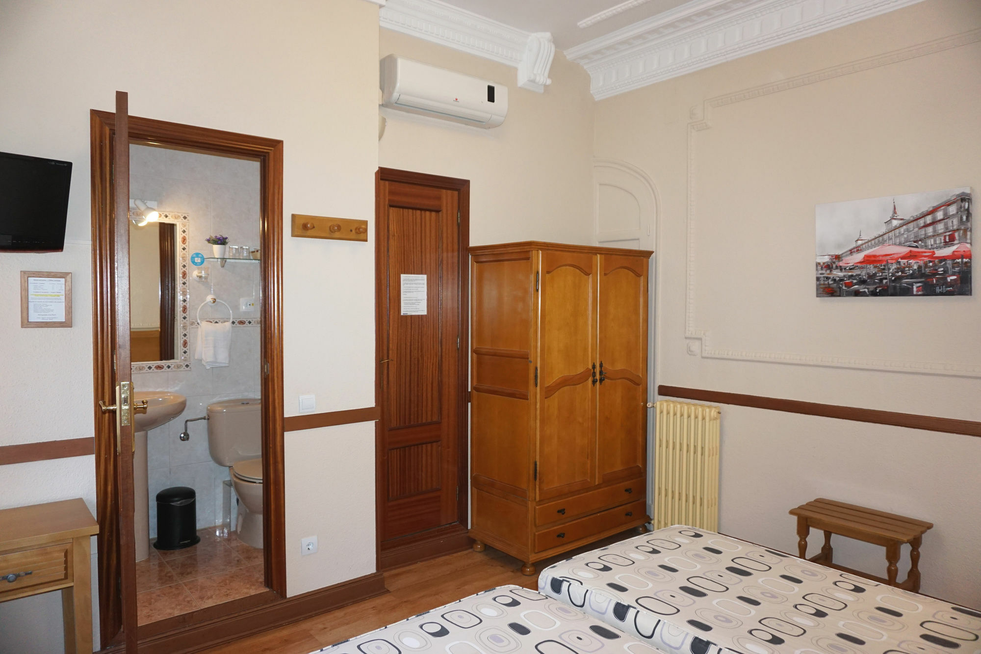 Hostal Santillan Madrid Exteriör bild