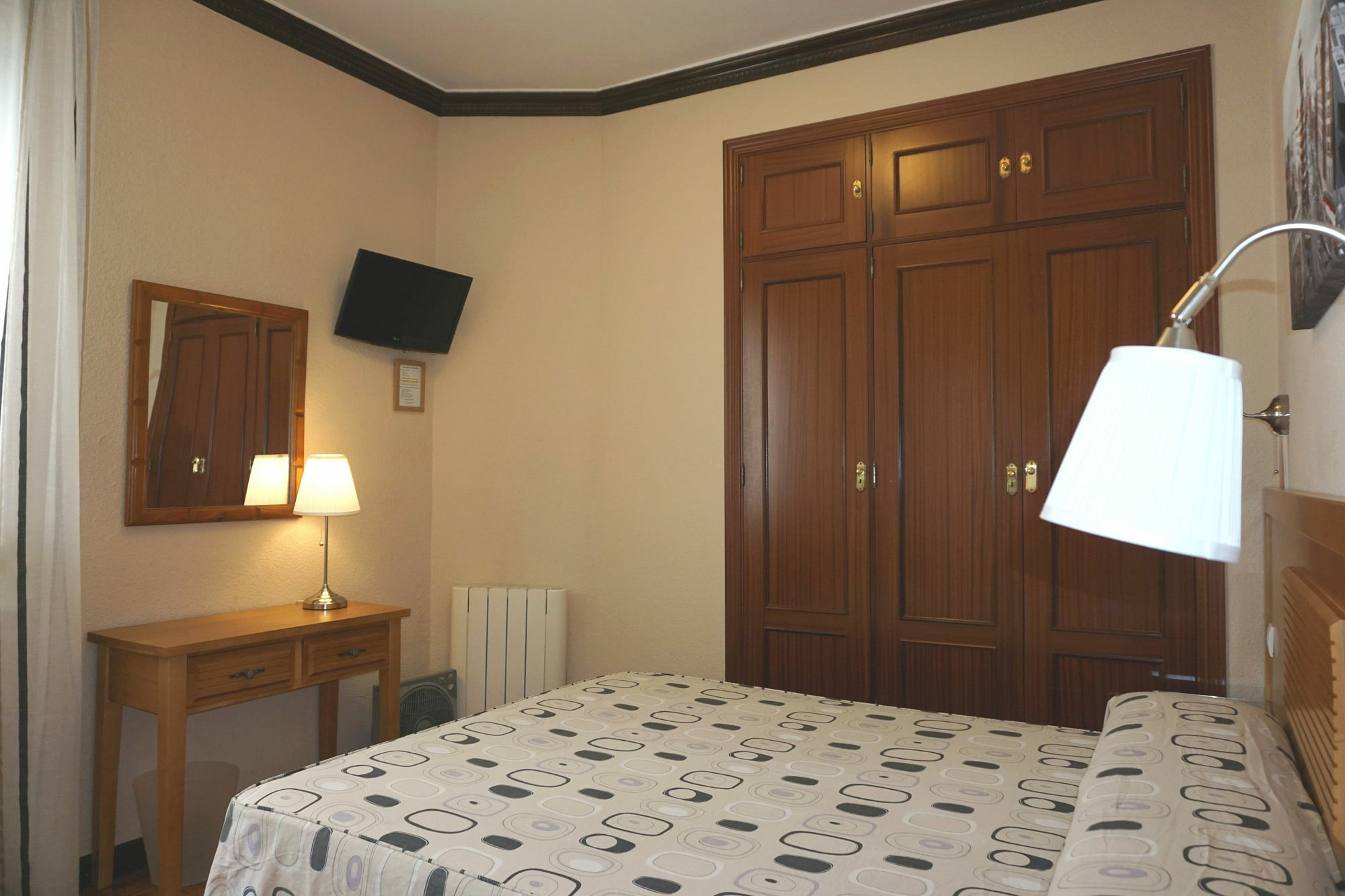 Hostal Santillan Madrid Exteriör bild