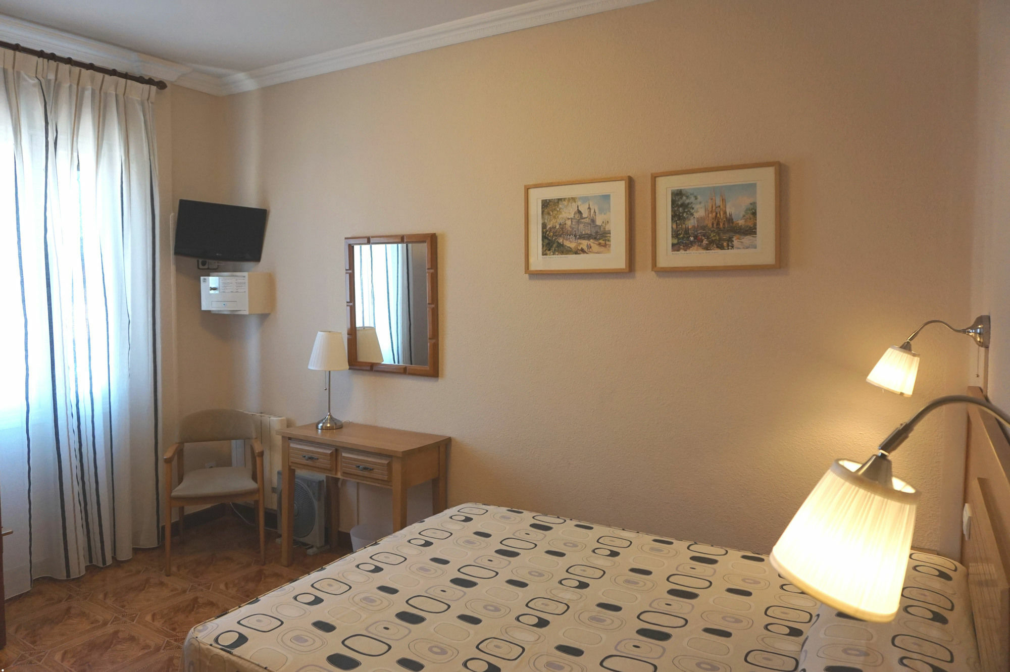 Hostal Santillan Madrid Exteriör bild