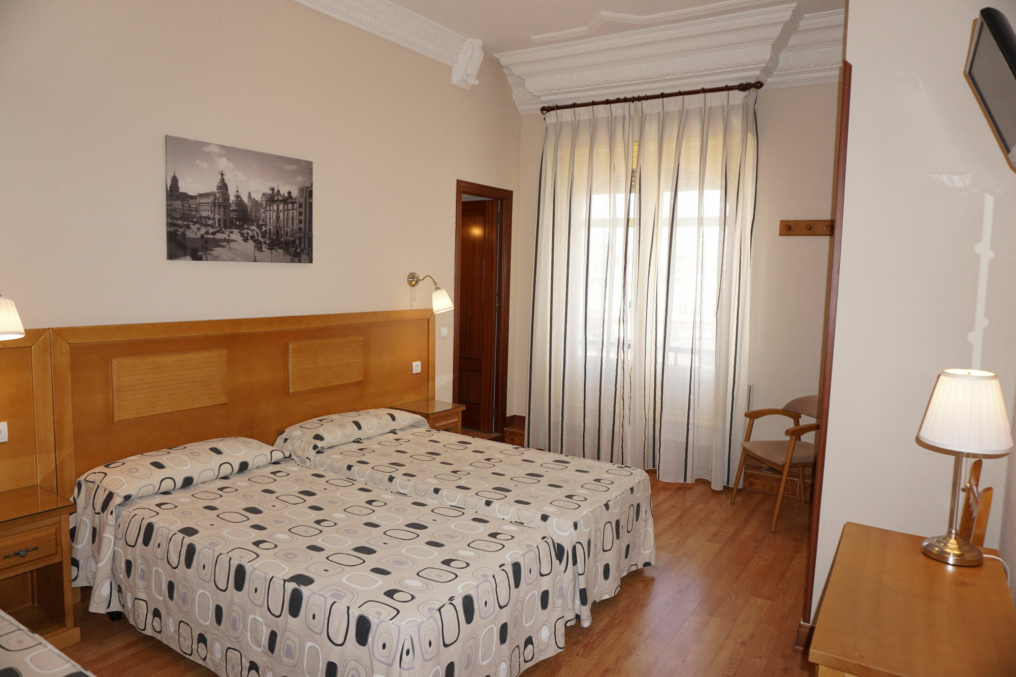 Hostal Santillan Madrid Exteriör bild