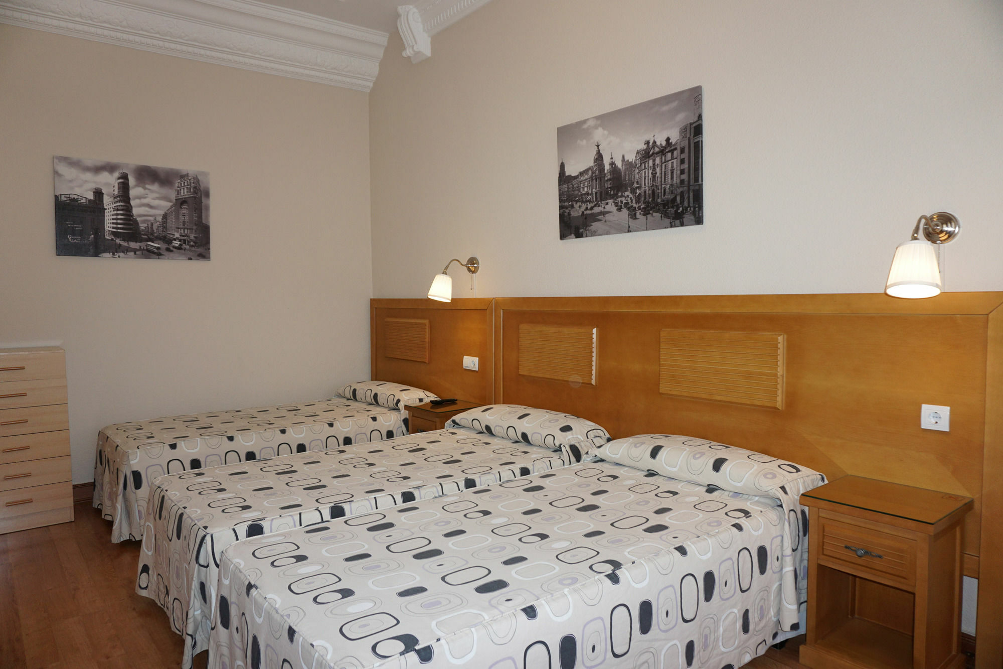 Hostal Santillan Madrid Exteriör bild