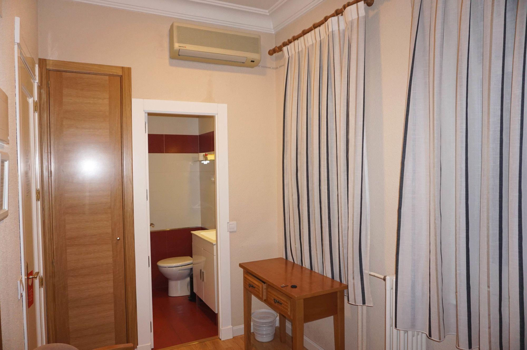 Hostal Santillan Madrid Exteriör bild
