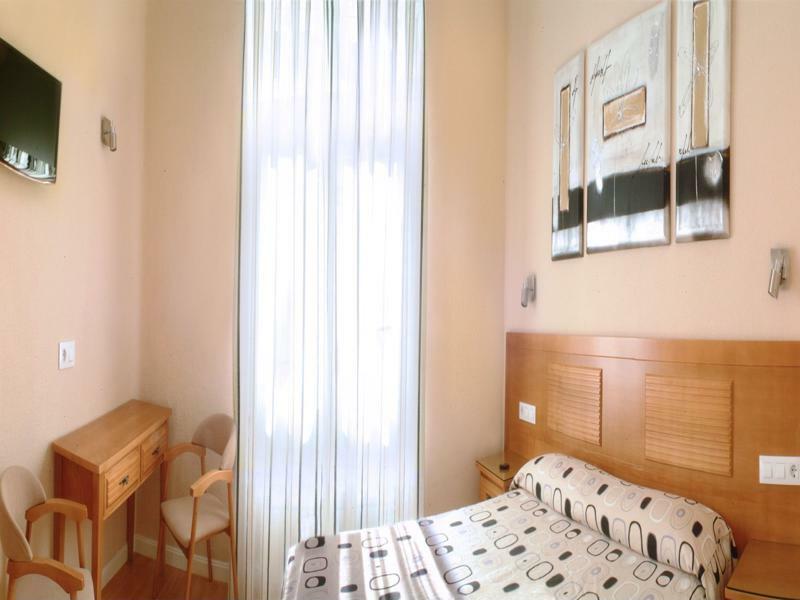 Hostal Santillan Madrid Exteriör bild