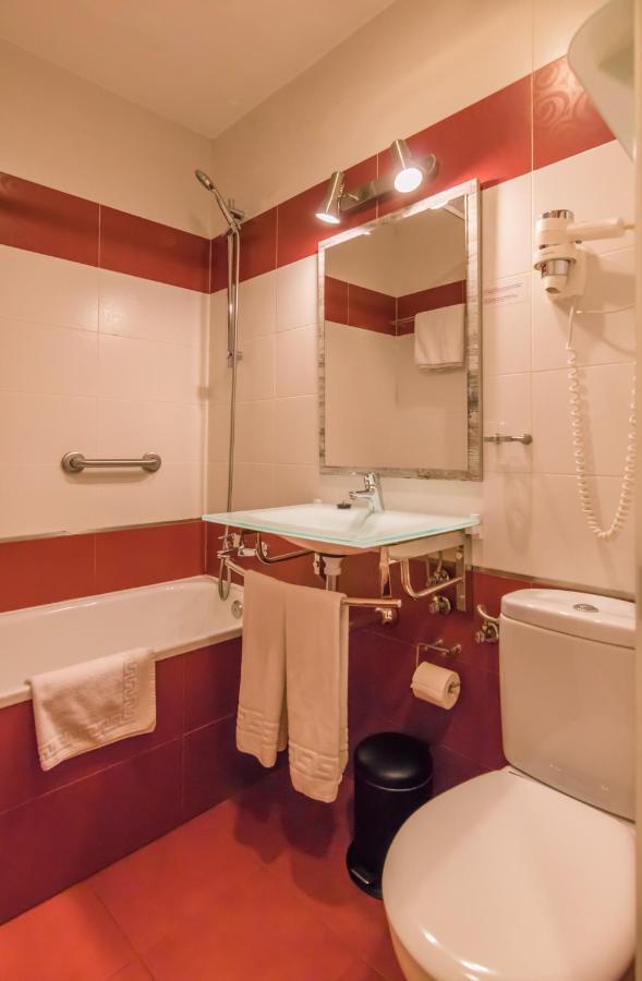 Hostal Santillan Madrid Exteriör bild